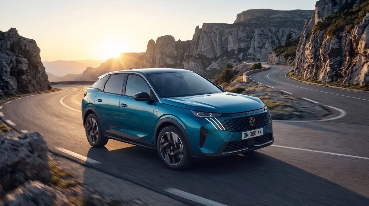Yeni Peugeot 3008 SUV, virajlı dağ yolunda ilerlerken dikkat çeken modern ön tasarımı ve LED farlarıyla.