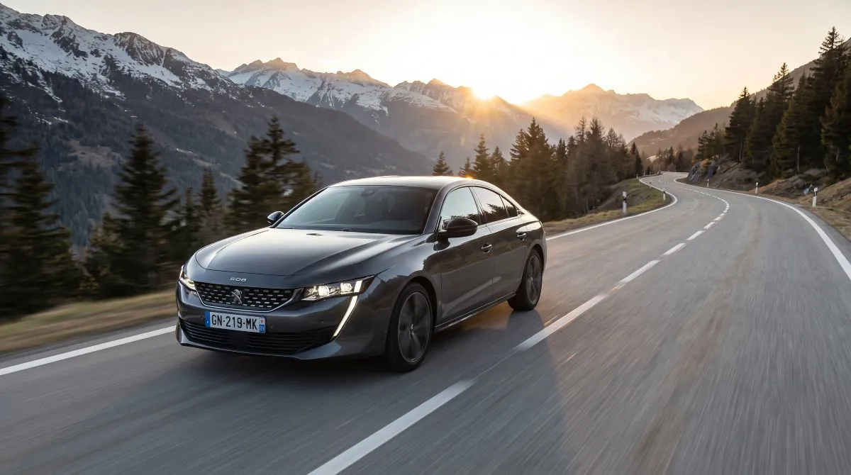 Peugeot 508 fastback sedan, gün batımında otoyolda ilerleyen şık ve premium tasarımlı D segmenti otomobil.